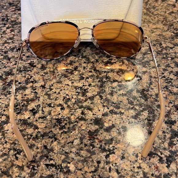 Barely worn mirrored, tortoise shell rim sunglasses - Picture 3 of 4